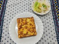納豆トーストと野菜サラダ