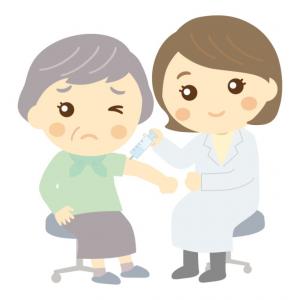 予防接種する高齢女性