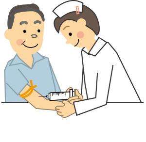 予防接種する高齢男性