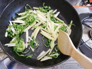 野菜を炒める