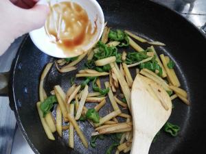 調味料を加える